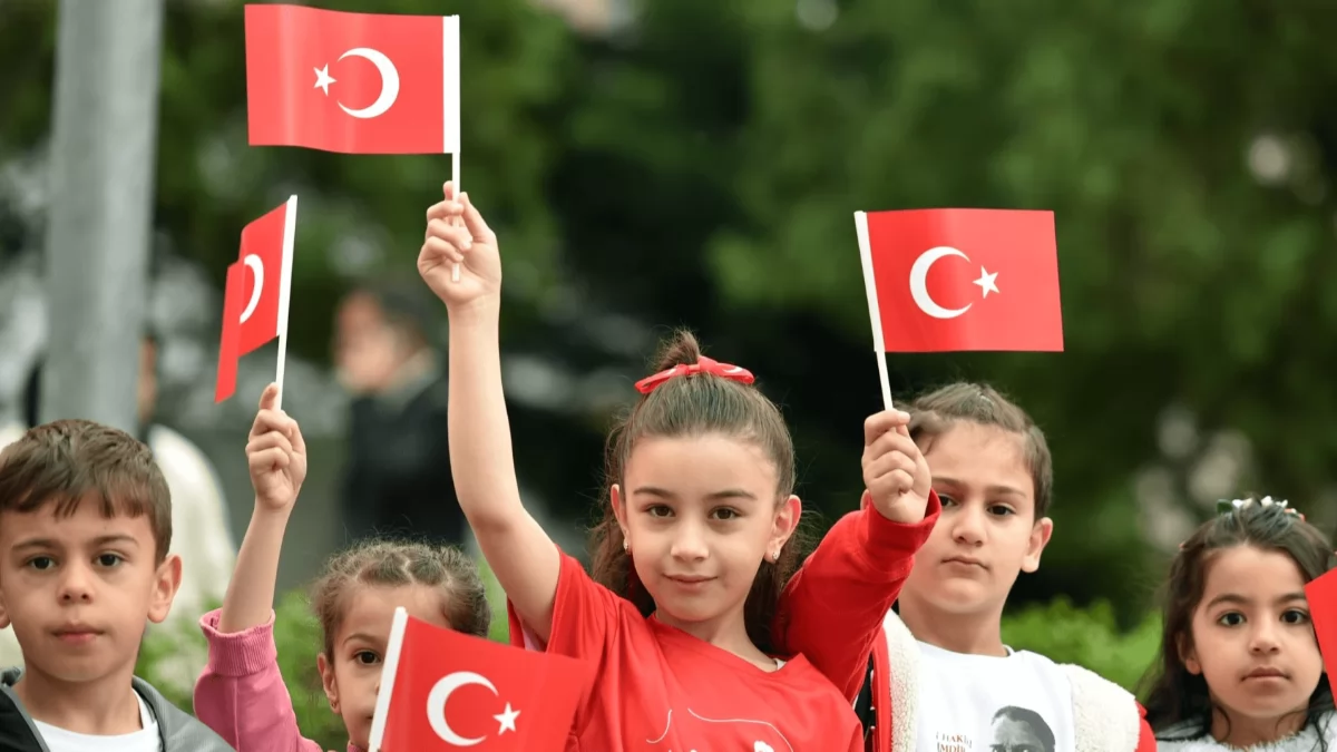 Okullarda İkinci Dönem "BAYRAK SEVGİSİ" Temasıyla Başlayacak.